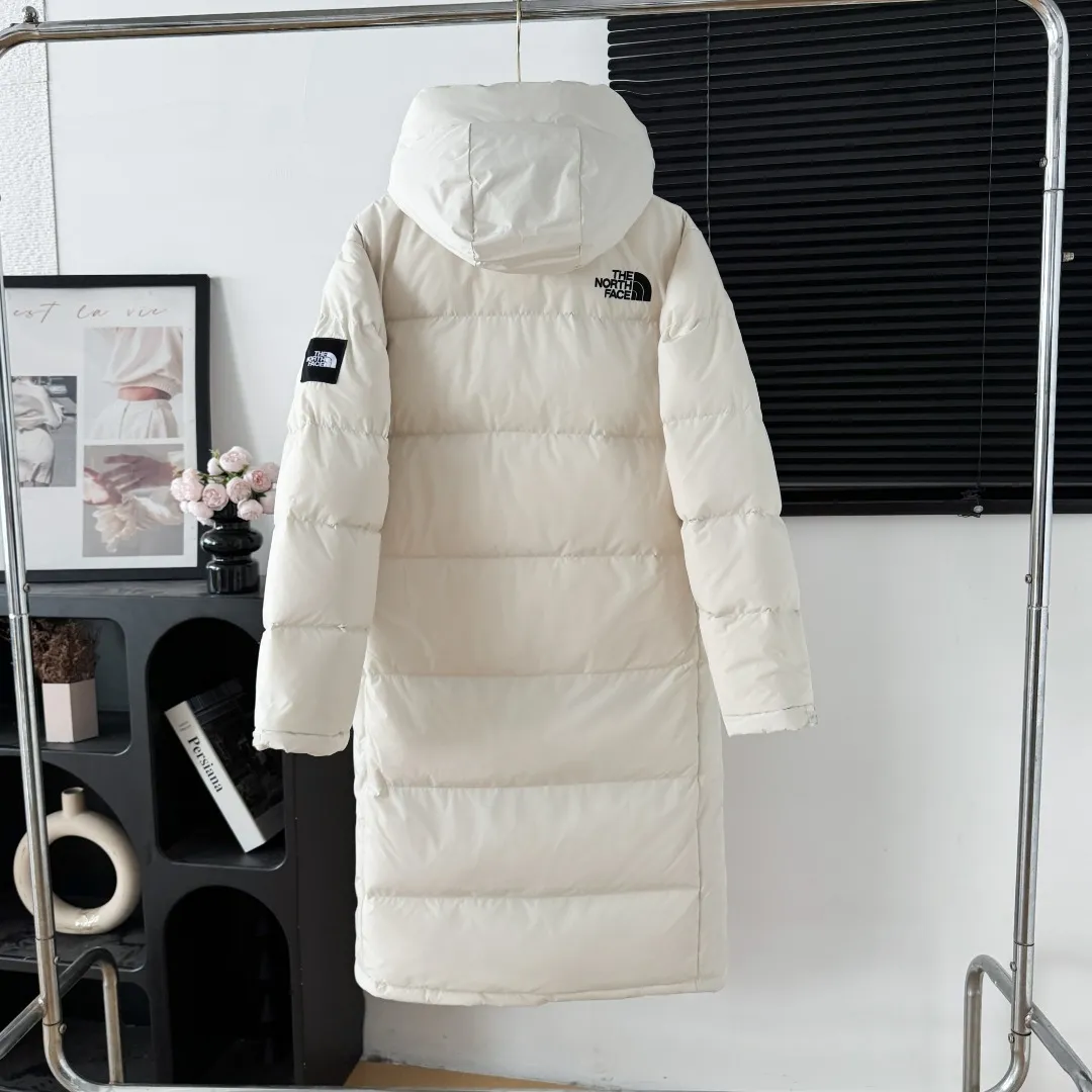 Photographed at home, please do not pass it off as a stolen photo! Style number: Y 68-𝐓𝐡𝐞 𝐍𝐨𝐫𝐭𝐡 𝐅𝐚𝐜𝐞 /F 22 North Face long down jacket Shin Min Ah Same Style ❶Fabric: Made of 100% polyester fiber, dry to the touch, water-repellent fabric. ❷Filling: It is also filled with 80% goose down, and the fluffy and warm effect is very good. ❸Embroidery: Using imported Tajima Embroidery Ten Thousand Needle Embroidery, using imported No. 7 needles and Japanese Queen Embroidery Thread to ensure that each word is full of work and has a clear three-dimensional sense. ❹The zipper is customized by Yoshida YKK original factory, with clear engraving and perfect and smooth texture. Size: XS S M L XL XXL Color: Black White
